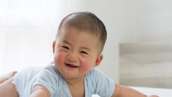 新生儿头老往一边偏怎么办