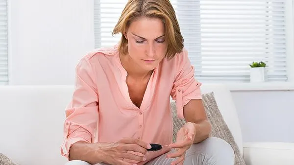 妊娠合并糖尿病产妇所生的新生儿处理不当的是