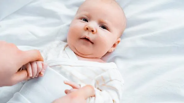 新生儿容易吐奶怎么办