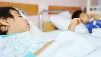 新生儿老吐奶打嗝正常吗 新生儿吐奶打嗝怎么办