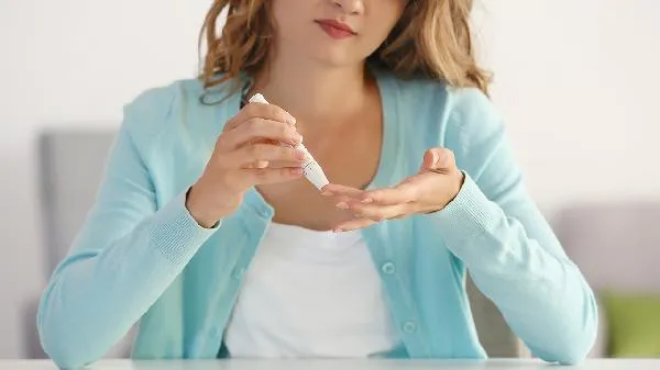 妊娠合并糖尿病产妇所生的新生儿处理不当的是