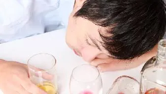 春节养胃：喝酒前先垫点油腻食物