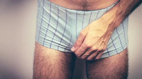 男性阴囊潮湿有异味是什么原因
