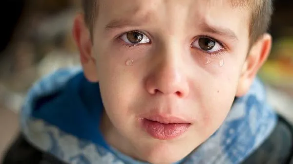 大声说话宝宝吓得大哭