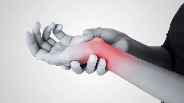 手腕骨折手肿什么时候能消