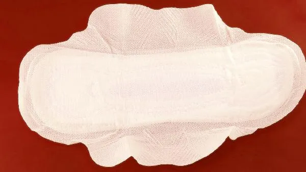 见红了要垫卫生巾去医院吗