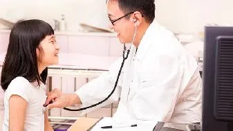 新生儿27天大便果冻样正常吗 新生儿大便异常怎么办