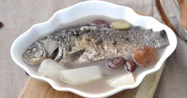 月子下奶鲫鱼汤做法
