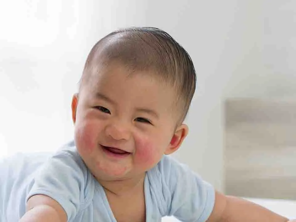 新生儿吐奶后打嗝怎么办呢？