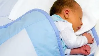 新生儿喂奶的正确姿势是什么样子 你想要的喂养正确姿势图在这里