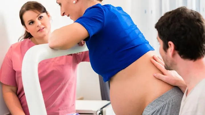 为什么孕妈会感觉肚子又硬又紧？ 孕妇肚子长期发硬会对胎儿造成影响吗？