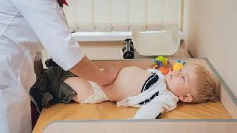 爸爸哄宝宝睡觉宝宝不停哭怎么办 哄宝宝睡觉的办法