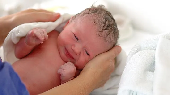 新生儿黄疸怎么办 新生儿病理性黄疸主要表现为5点