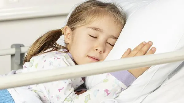 宝宝为什么要盘着脚睡觉呢