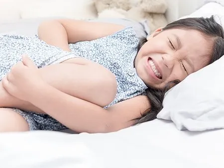 9岁的小女孩，尿液呈红色，里面还有血丝，孩子尿血是咋回事？