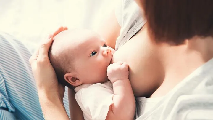 双乳涨鼓奶水喂奶