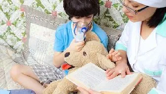 每天给孩子多一个拥抱 她们内心会升腾＂爱＂的力量