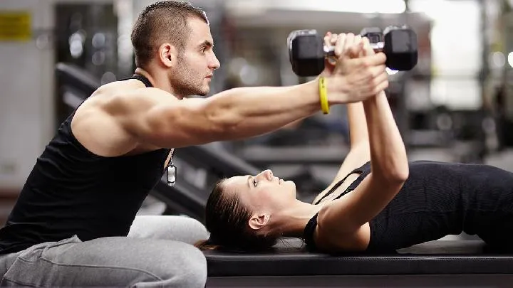 睡前玩手机变胖,3个十分钟睡前瑜伽，瘦身还能改善健康