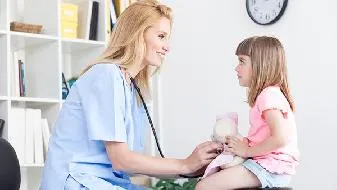 小孩子出水痘怎么办？如何避免出现的水痘留疤呢