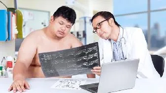 小便混浊导致的发黄是哪些问题？如何通过尿液改善健康呢