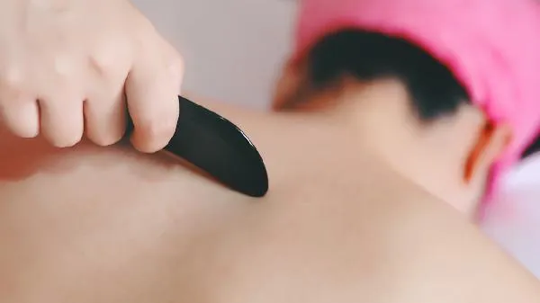 用刮痧板刮脸对皮肤有好处吗能不能祛斑呢