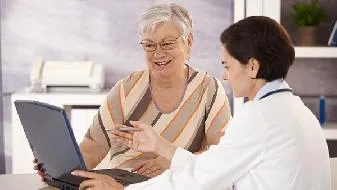 洗头时用指甲挠头皮？错误洗头方式 当心洗出疾病来