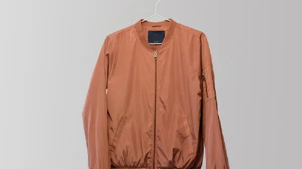 鹅毛粘在衣服上怎么去掉