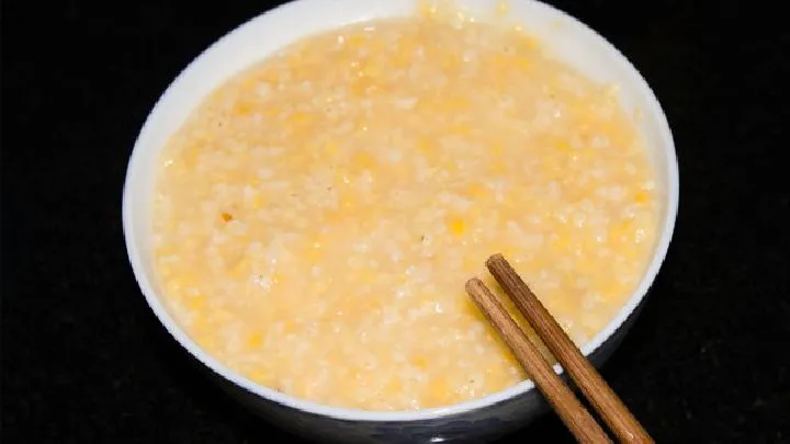 老人喝南瓜小米粥降压降脂养胃