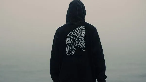 鹅毛粘在衣服上怎么去掉
