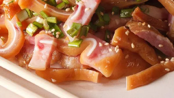 猪肉加水从哪里加进去