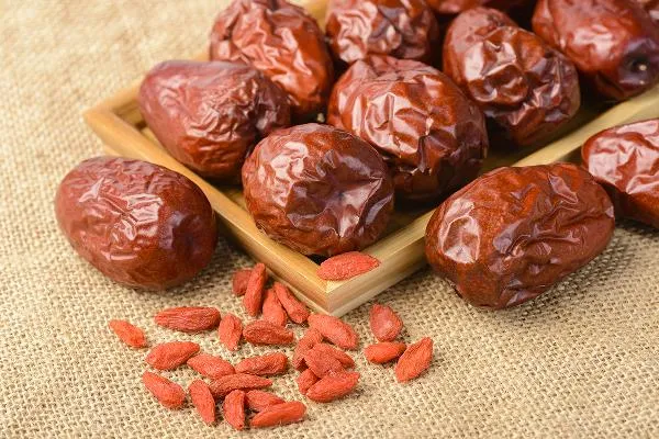 黄芪枸杞红枣泡水喝的功效 黄芪红枣枸杞泡水可以天天喝吗