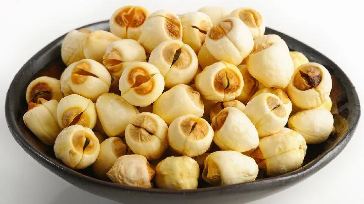 莲子炖猪肚——健脾益胃补虚止泻