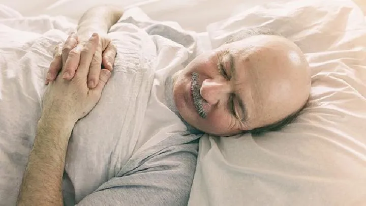 老人如何运动健身  散步要快慢交替走