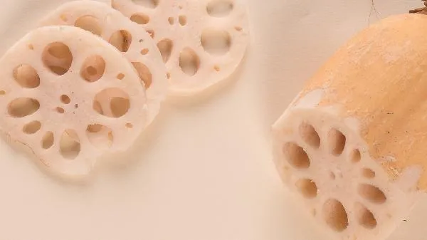 藕里面有点黑能吃吗